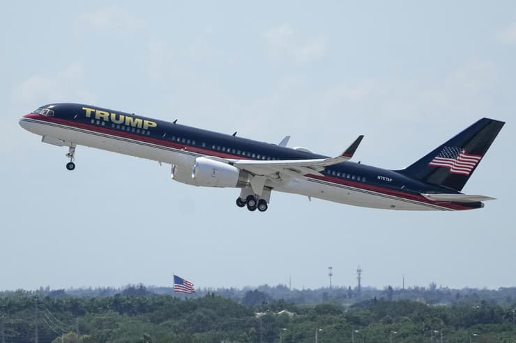 מטוסו של טראמפ ממריא ל ניו יורק מ פלורידה לקראת שמיעת אישום נגדו ארה"ב