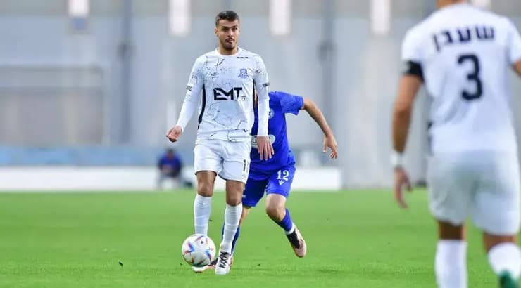 זאהי אחמד עם הכדור