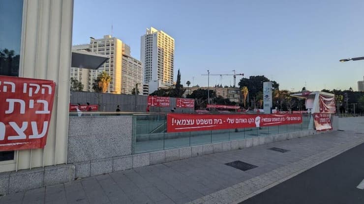 מיצג "הקו האדום שלי" נגד המהפכה המשפטית בתל אביב 