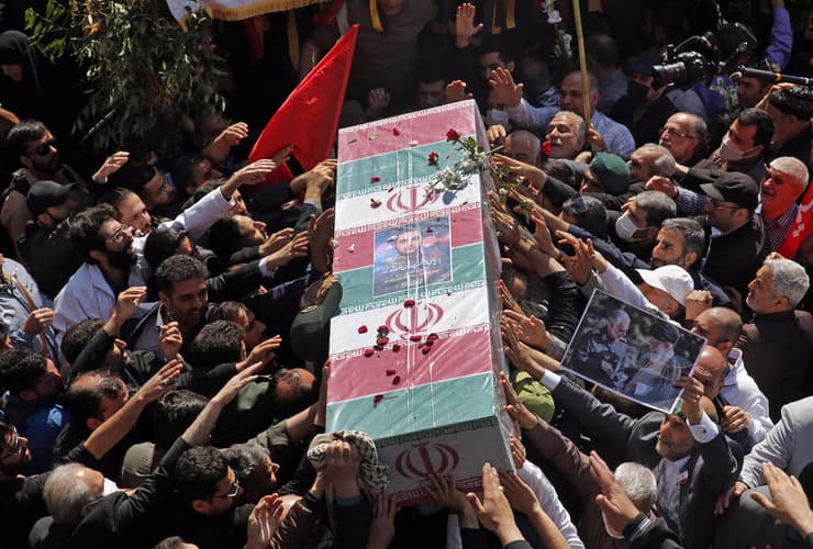מוגני במהלך טקס הלוויה של שני חברי משמרות המהפכה ש נהרגו ב סוריה