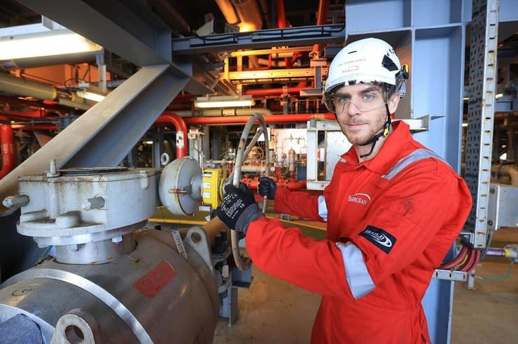 איש צוות של אסדת כריש