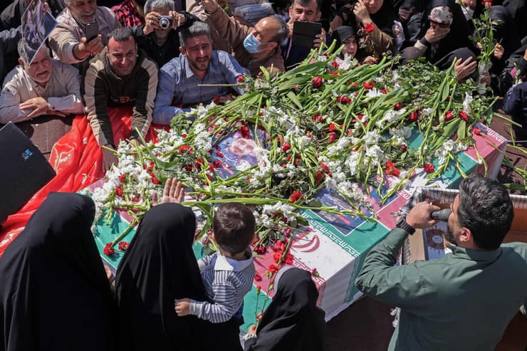 מוגני במהלך טקס הלוויה של שני חברי משמרות המהפכה ש נהרגו ב סוריה