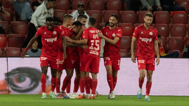 שחקני הפועל באר-שבע חוגגים