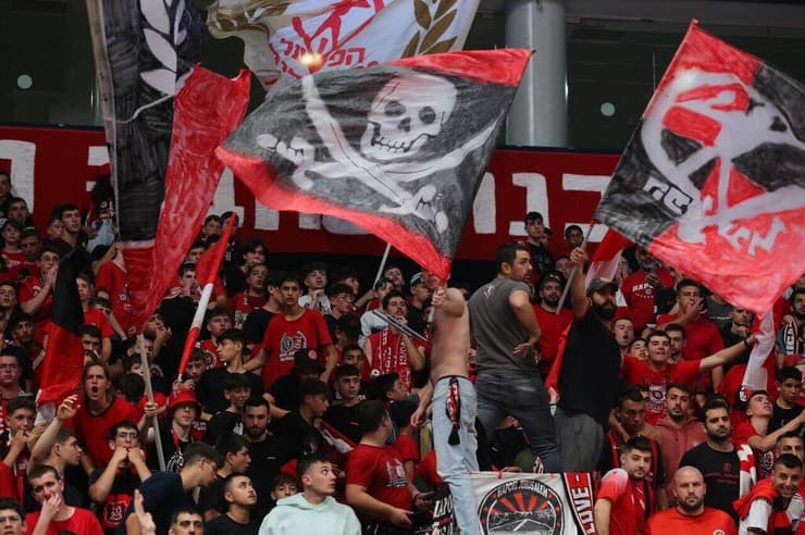 ניצחון - ויש פיינל-פור. אוהדי ירושלים (צילום: אלכס קולומויסקי) אוהדי הפועל ירושלים