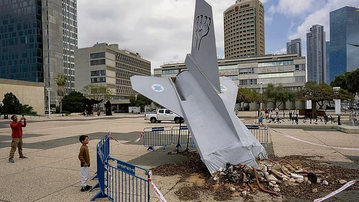 מיצג מחאה ברחבת מוזיאון תל אביב