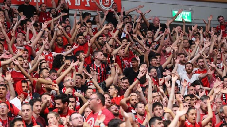 הארנה תהיה מלאה. אוהדי הפועל ירושלים (צילום: אלכס קולומויסקי) אוהדי הפועל ירושלים