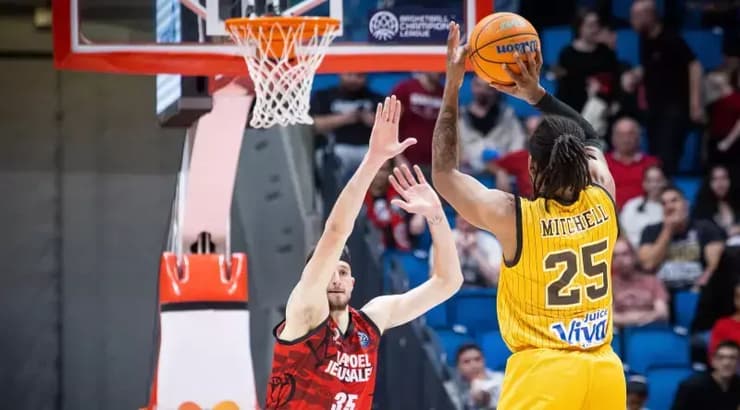 אקיל מיצ'ל עולה לזריקה