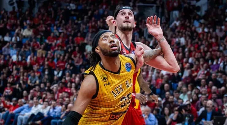 אקיל מיצ'ל מול זאק הנקינס