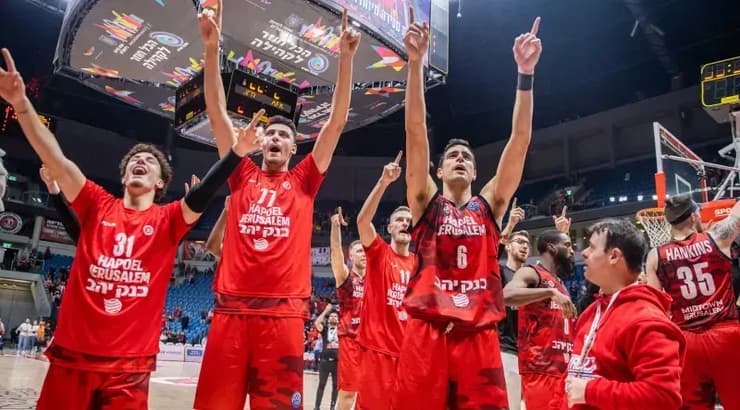 שחקני הפועל ירושלים חוגגים בסיום