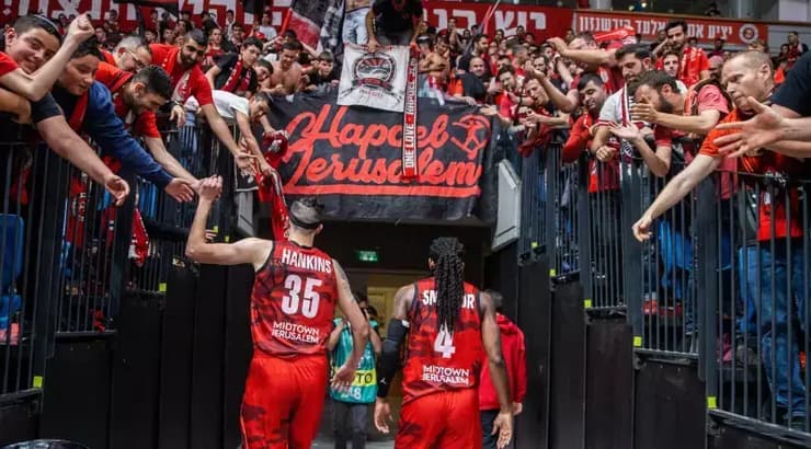 שחקני הפועל ירושלים יורדים לחדר ההלבשה