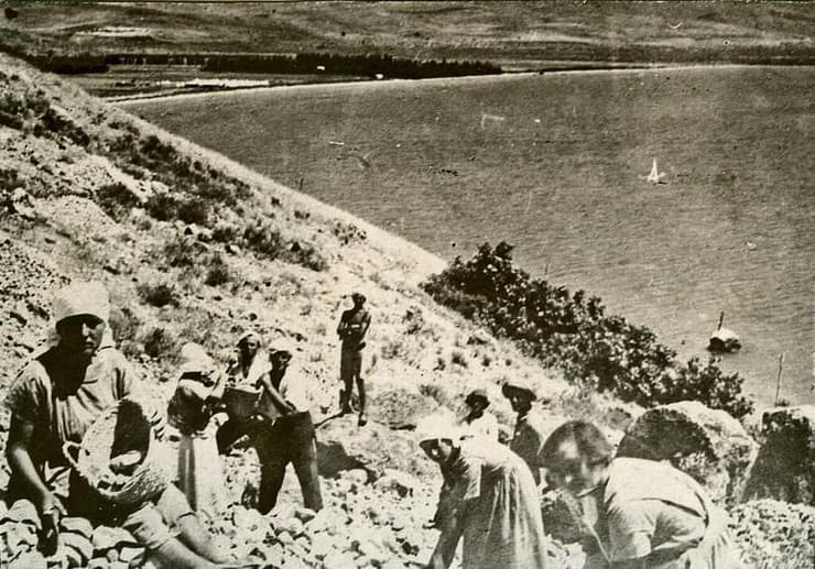 חלוצות לפני מאה שנה על כביש טבריה־צמח