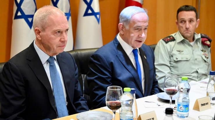"שרשרת הפיקוד האמיתית של מדינת ישראל". הרמטכ"ל, ראש הממשלה ושר הביטחון (צילום: אריאל חרמוני, משרד הביטחון) הרמת כוסית בפורום מטכ"ל