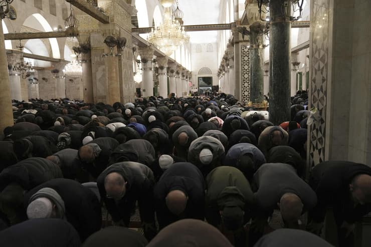 מתפללים במסגד, הבוקר