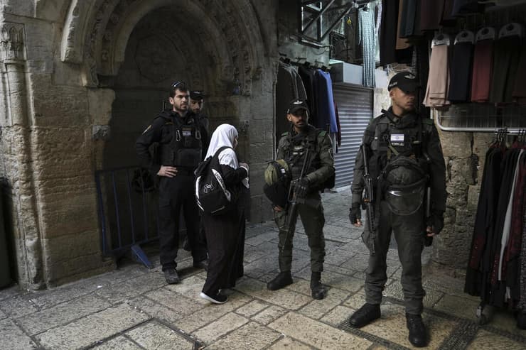 שוטרים מסתובבים ברחובות ירושלים