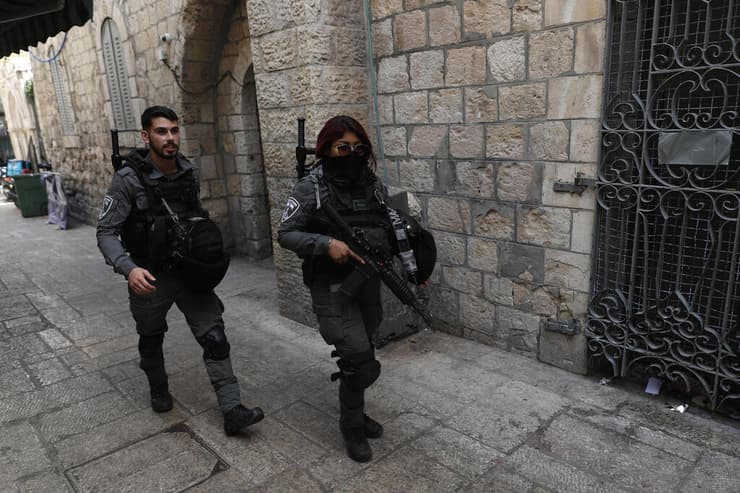 שוטרים מסתובבים ברחובות ירושלים