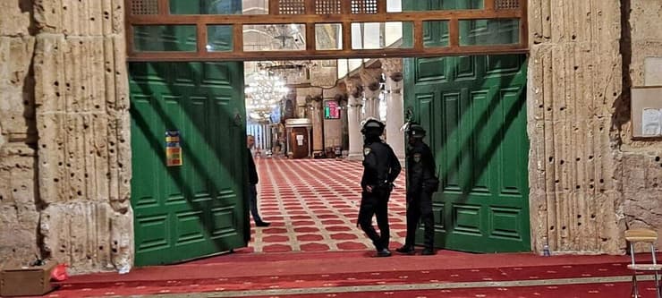 כוחות הביטחון מתכוננים לכניסה למסגד אל-אקצא