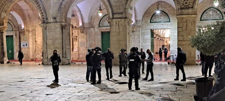 כוחות הביטחון מתכוננים לכניסה למסגד אל-אקצא