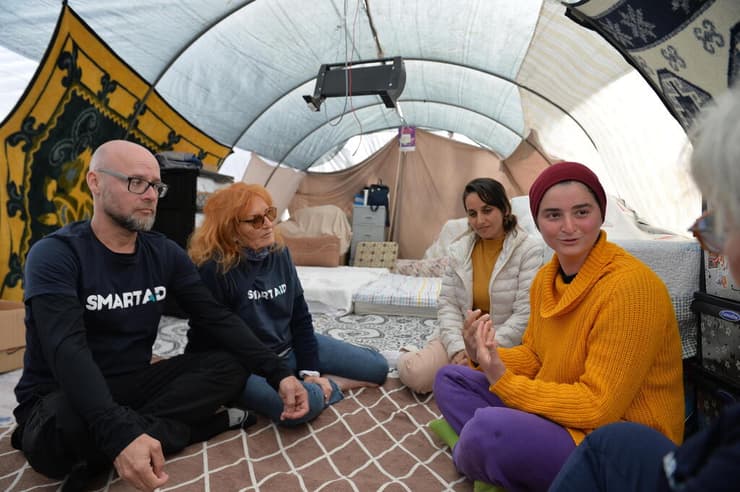 שחר זהבי ואליתיה גולד יור SmartAID Australia  שהצטרפה אליו, באוהל של פליטה סורית