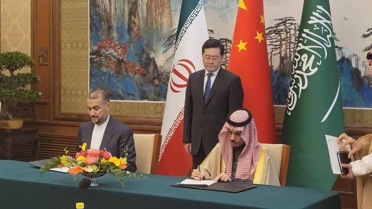 שרי החוץ של איראן וסעודיה בפגישתם בסין