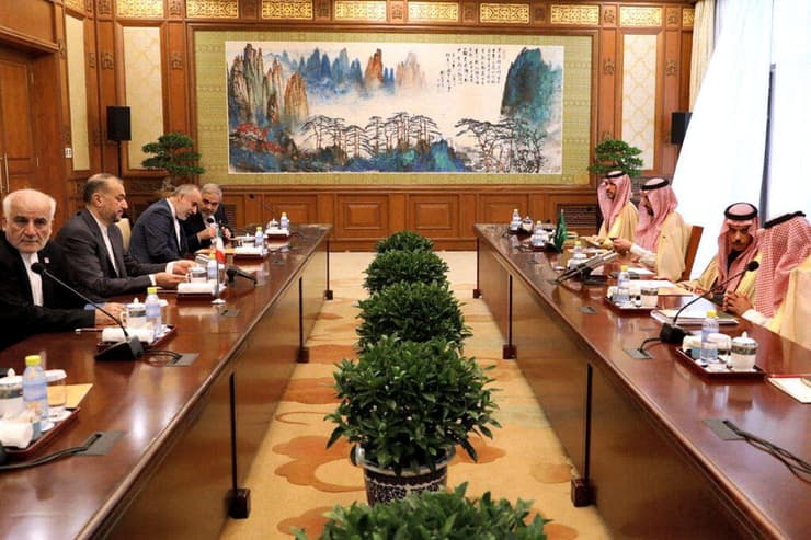 שר החוץ של סעודיה פייסל בן פרחאן נועד ב סין עם שר החוץ של איראן חוסיין אמיר עבדוללהיאן