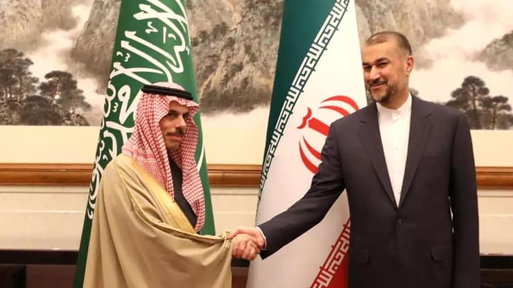 שר החוץ של סעודיה פייסל בן פרחאן נועד ב סין עם שר החוץ של איראן חוסיין אמיר עבדוללהיאן