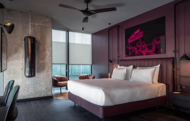 פופ-אפ על הקירות: תמונות של האמנית ורד רוזן, על קירות מלון פליי מידטאון החדש בת"א. השראה של מלון שבהחלט ניתן ליישם בחדר השינה הביתי.