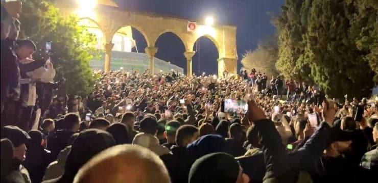 אלפי מתפללים מוסלמים מחוץ לאל-אקצא קראו קריאות תמיכה בחמאס ובעזה