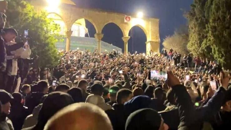אלפי מתפללים מוסלמים מחוץ לאל-אקצא קראו קריאות תמיכה בחמאס ובעזה
