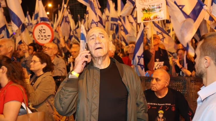 אהוד אולמרט בהפגנה נגד הרפורמה המשפטית ברחוב קפלן בתל אביב