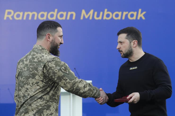 נשיא אוקראינה וולודימיר זלנסקי עיטור כבוד לחייל מוסלמי רמדאן
