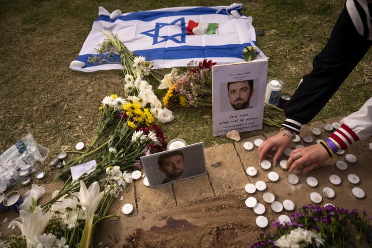 נרות נשמה לזכר אלסנדרו פאריני שנרצח ב פיגוע בטיילת תל אביב