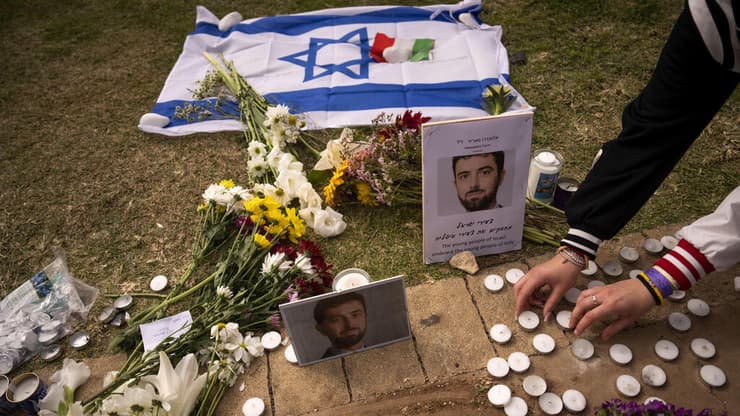נרות נשמה לזכר אלסנדרו פאריני שנרצח ב פיגוע בטיילת תל אביב