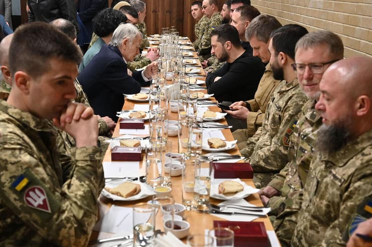 נשיא אוקראינה וולודימיר זלנסקי אוכל עם חיילים ארוחת שבירת צום רמדאן