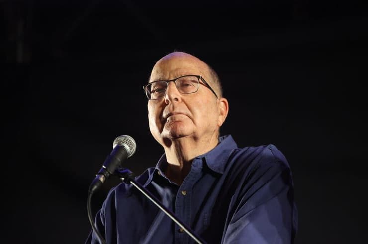 משה בוגי יעלון בהפגנה נגד הרפורמה המשפטית ברחוב קפלן בתל אביב