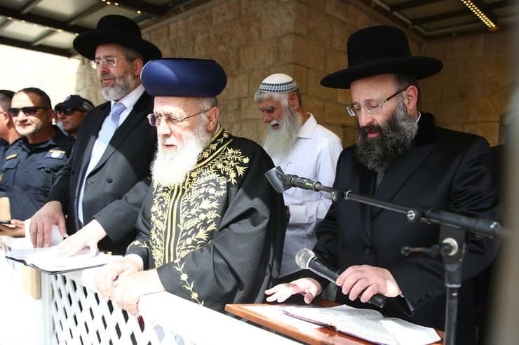 הרב שמואל רבינוביץ לצד הרבנים הראשיים