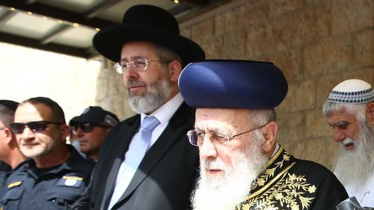 הרב שמואל רבינוביץ לצד הרבנים הראשיים