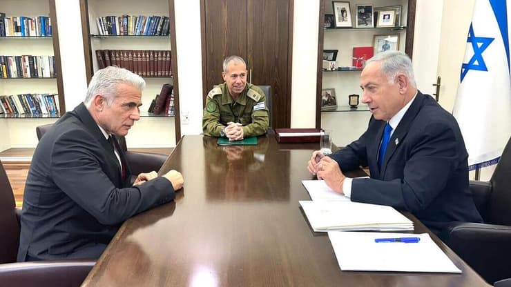 ראש הממשלה בנימין נתניהו נפגש בקרייה בתל אביב לעדכון ביטחוני עם יו״ר האופוזיציה יאיר לפיד