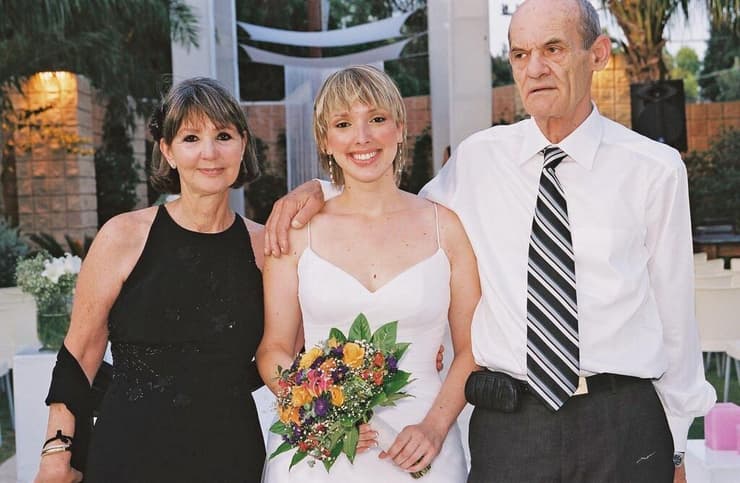 רחל שפריר (משמאל) ודירנבך (מימין) בחתונת הבת דני 