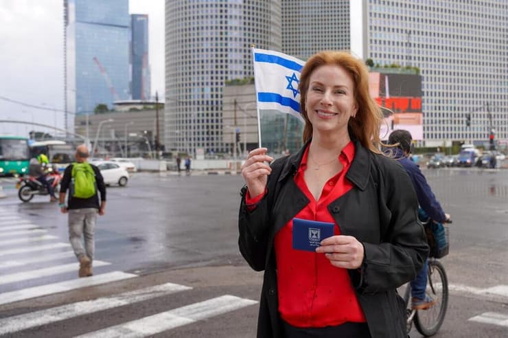 Actress Diane Neal seen with her new Israeli ID card in Tel Aviv 