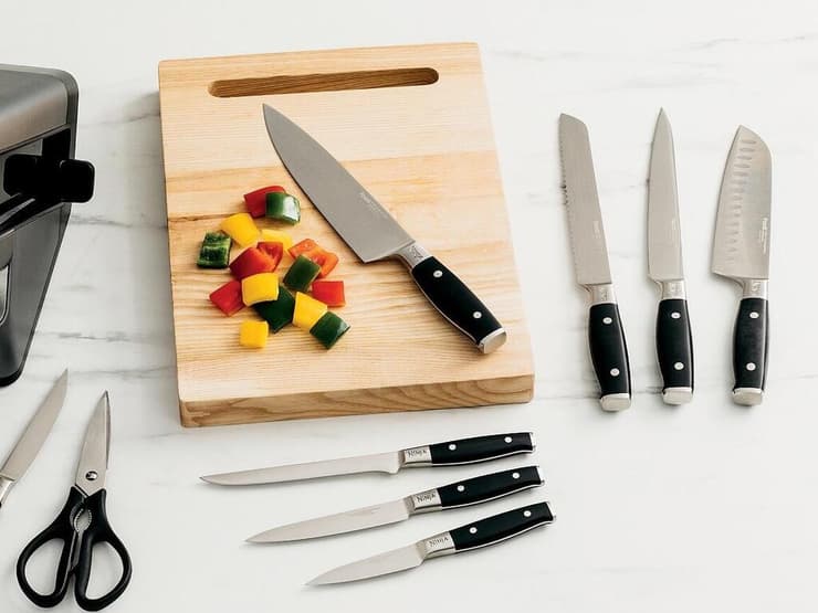  הדרך הכי טובה לגרום לקרובים לבשל לכם: לקנות להם סט סכינים ולהביא קופסאות אריזה לטייק אווי. 
