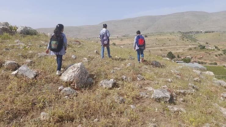ילדים פלסטינים בדרכם לבית הספר דרך השדות בעקבות חסימות הכבישים