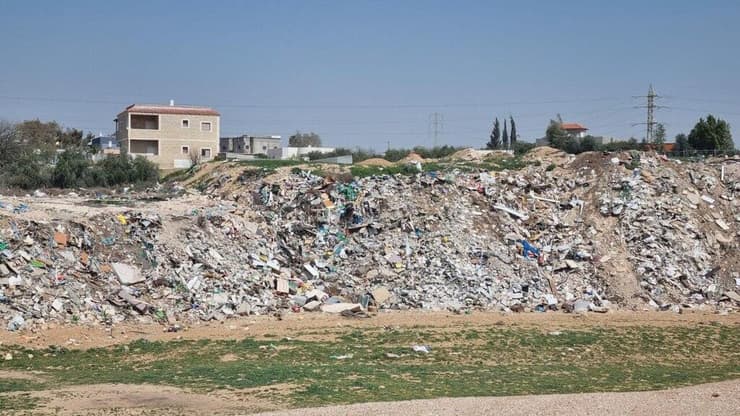 פסולת ליד בתי מגורים