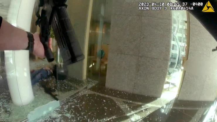 ארה"ב לואיוויל קנטקי מצלמת קסדה של שוטרים ש חיסלו את קונור סטרג'ון טבח סניף בנק