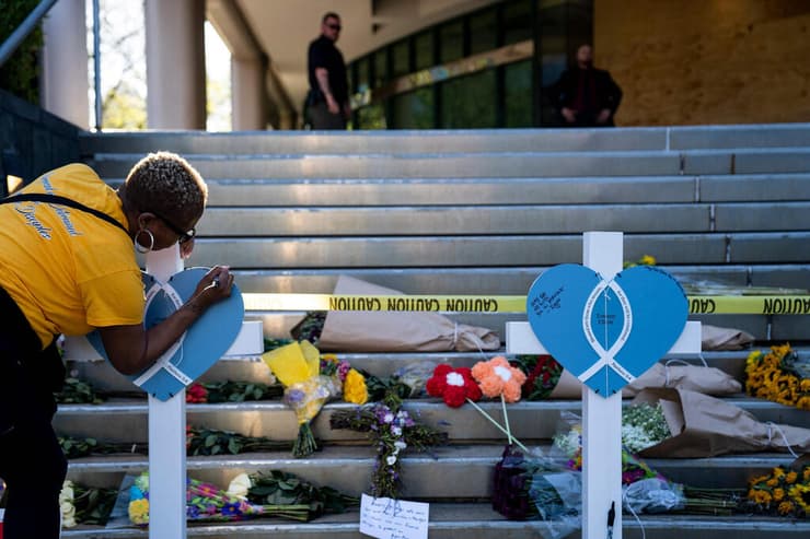 ארה"ב לואיוויל קנטקי פרחים לזכר הנרצחים ב טבח סניף בנק