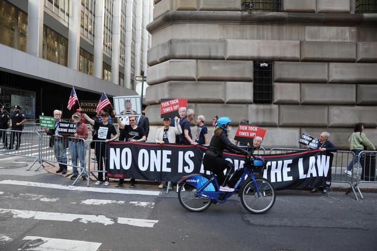 מפגינים מול משרגי התביעה ב ניו יורק שם הגיע נשיא ארה"ב לשעבר דונלד טראמפ לתשאול בתביעה אזרחית
