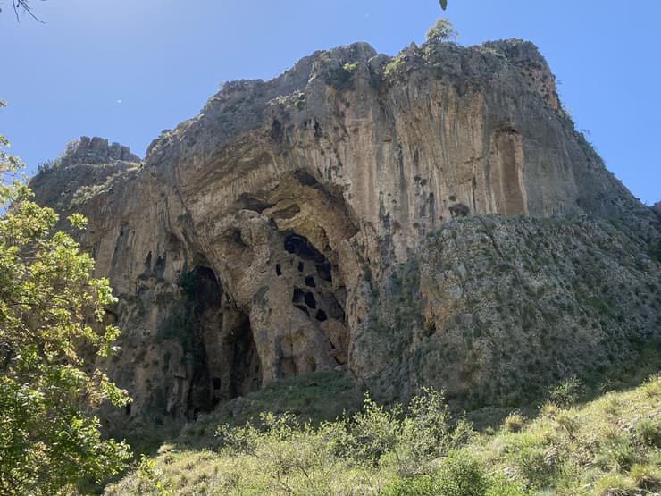 האדם הקדמון חי כאן - מערות במצוקי נחל עמוד, במסלול התחתון