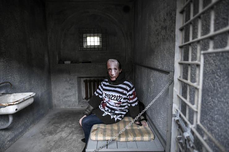 פעיל למען אלכסיי נבלני מחופש ל פוטין כ אסיר בדגם המדמה את התא שבו מוחזק נבלני תערוכה פריז
