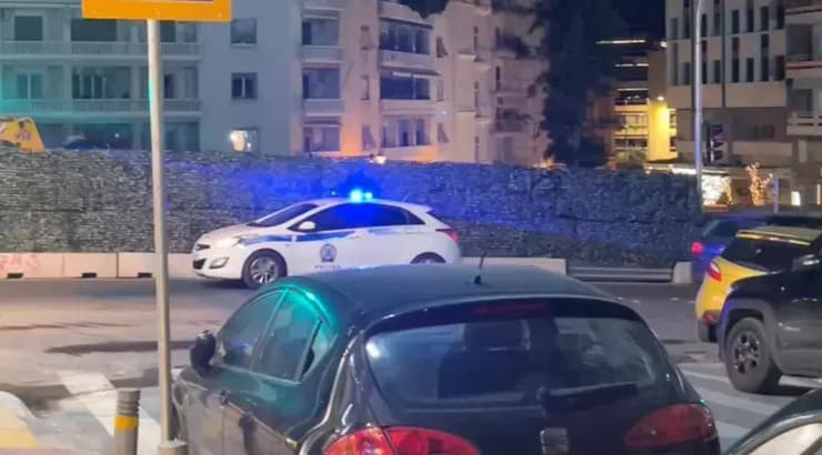 ניידת משטרה מחוץ למועדון באתונה