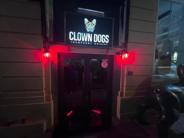 הבר CLOWN DOGS באתונה