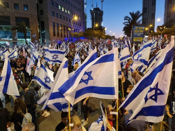 הפגנה הפגנת נגד ה מהפכה רפורמה משפטית ב תל אביב קפלן  מוחים הפגנות מפגינים מחאה 